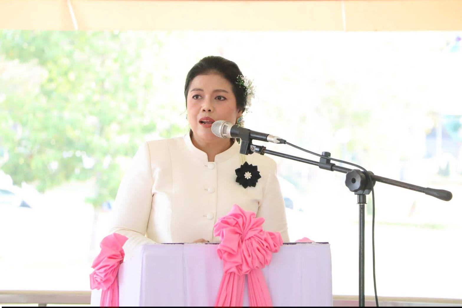 title - ศพส. จัดงาน “รักแห่งศิลป์ รักแห่งแผ่นดิน” เพื่อน้อมรำลึกในพระมหากรุณาธิคุณของสมเด็จพระนางเจ้าสิริกิติ์ พระบรมราชินีนาถ พระบรมราชชนนีพันปีหลวง ณ ศูนย์ส่งเสริมและพัฒนาอาชีพเสริมนอกภาคการเกษตร (ศูนย์ศิลปาชีพบางไทรฯ เดิม)